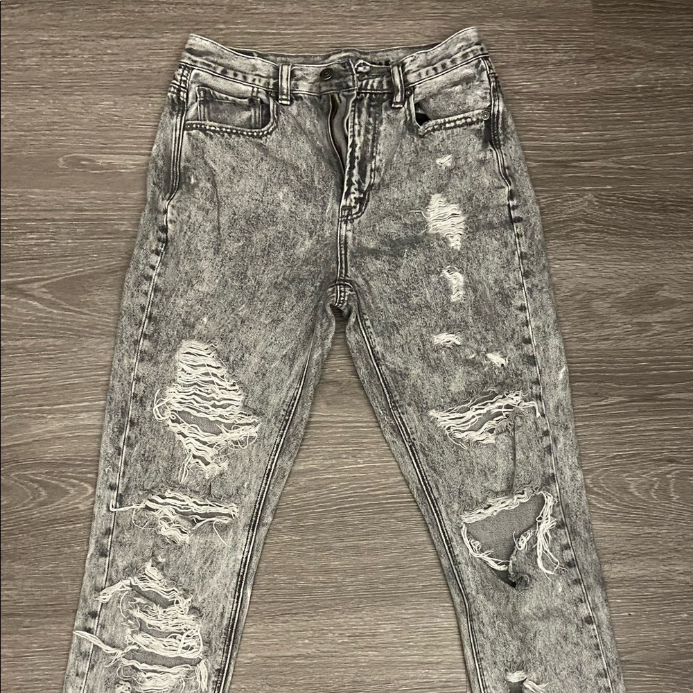 American eagle acid wash grey distressed mom jean. Size 26 but fits like 25.